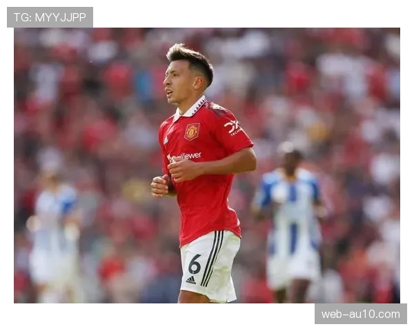 特写：伤愈复出的利桑德罗·马丁内斯在训练中加练防守指挥